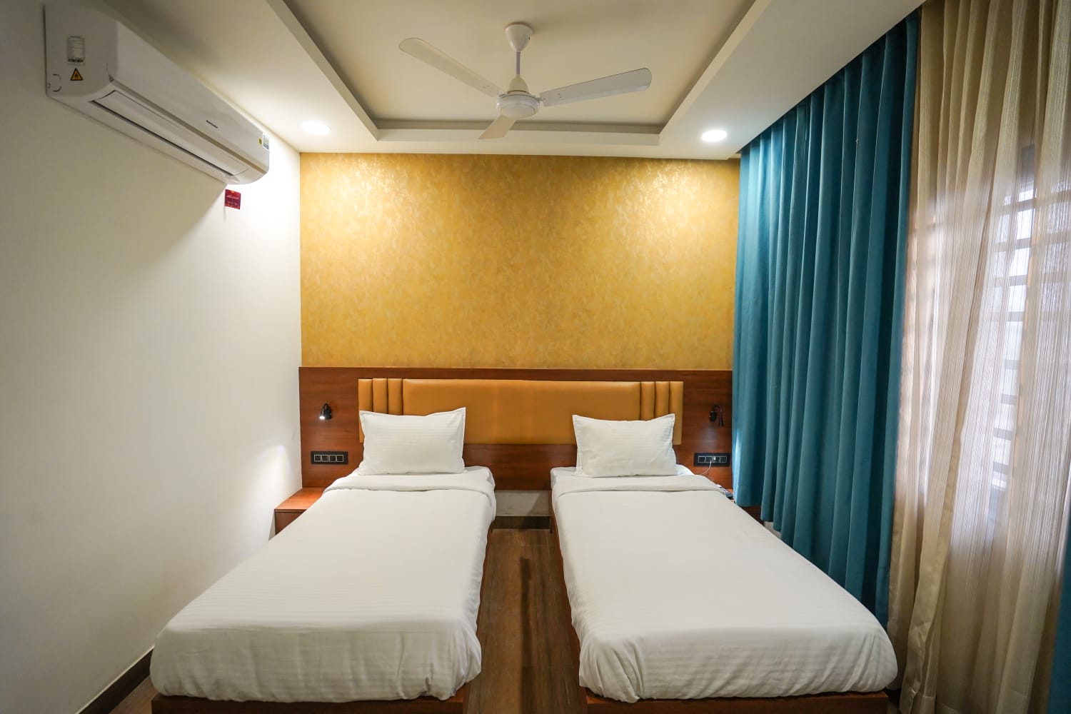 Restaurant Hotel the Devraj Palace Delux room double bed